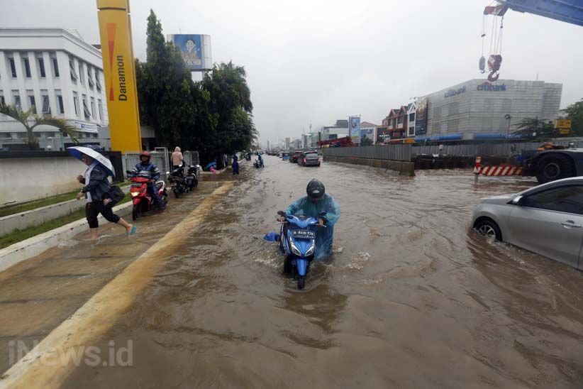 Kelapa Gading Banjir, Warga Dievakuasi Pakai Truk - Bagian 10