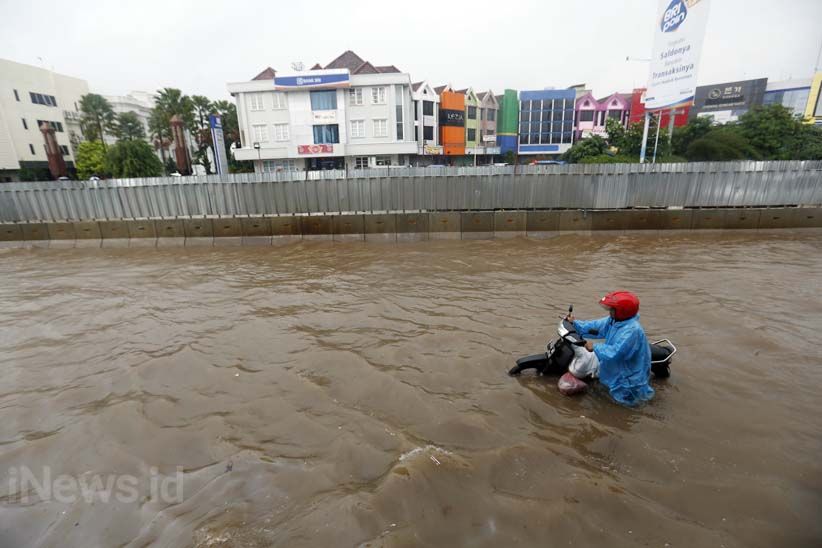 Kelapa Gading Banjir, Warga Dievakuasi Pakai Truk - Bagian 12