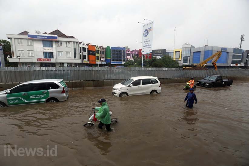 Kelapa Gading Banjir, Warga Dievakuasi Pakai Truk - Bagian 13