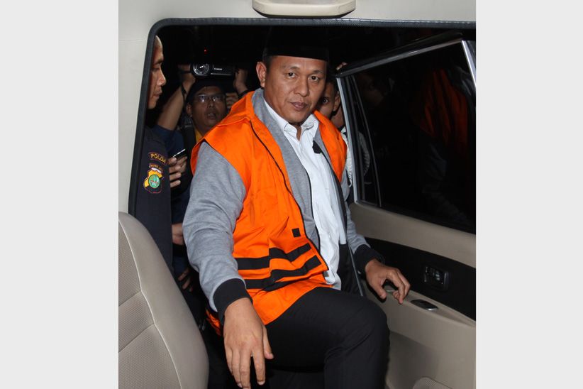 Bupati Lampung Tengah Resmi Pakai Rompi Tahanan KPK - Bagian 2