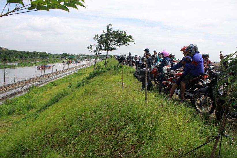 Direndam Banjir, Jalan Raya Porong Tidak Bisa Dilewati - Bagian 2