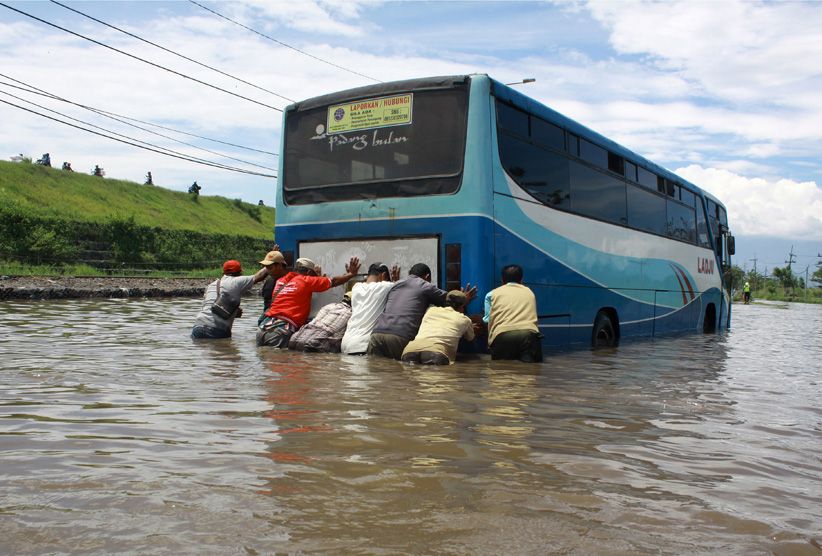 Direndam Banjir, Jalan Raya Porong Tidak Bisa Dilewati - Bagian 1