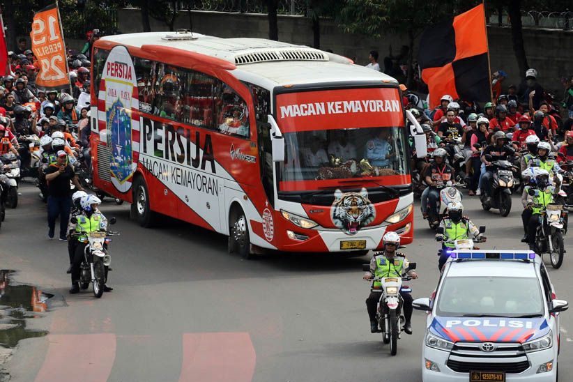Juara Piala Presiden, Ribuan The Jakmania Kawal Pemain Persija ke Balai Kota - Bagian 5