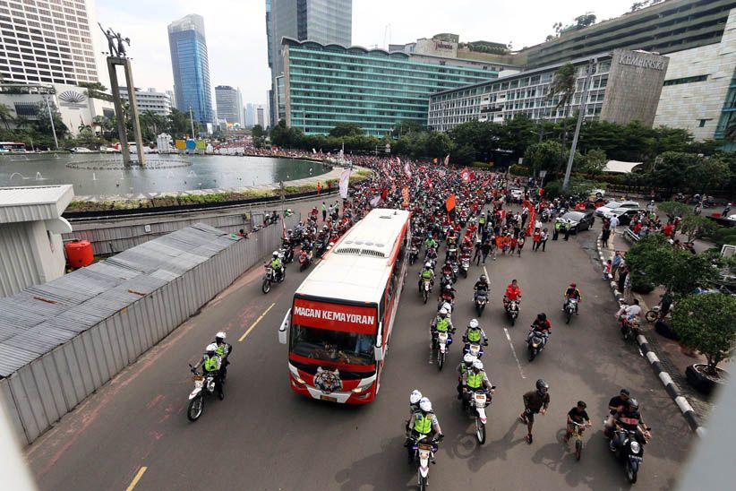 Juara Piala Presiden, Ribuan The Jakmania Kawal Pemain Persija ke Balai Kota - Bagian 4