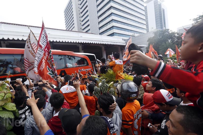 Gubernur Anies Dipanggul The Jakmania saat Sambut Persija di Balai Kota - Bagian 7