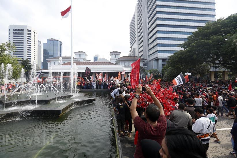 Gubernur Anies Dipanggul The Jakmania saat Sambut Persija di Balai Kota - Bagian 6