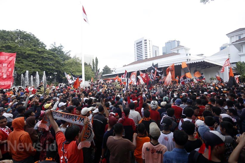 Gubernur Anies Dipanggul The Jakmania saat Sambut Persija di Balai Kota - Bagian 5