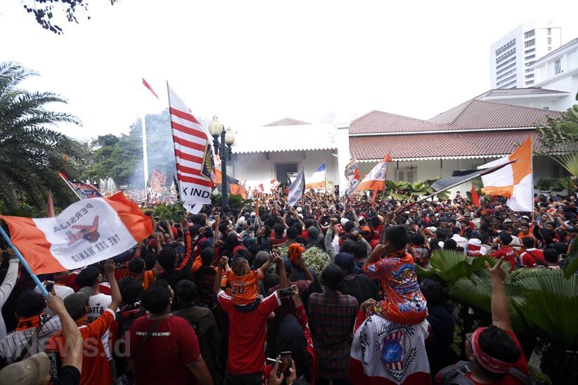 Gubernur Anies Dipanggul The Jakmania saat Sambut Persija di Balai Kota - Bagian 4