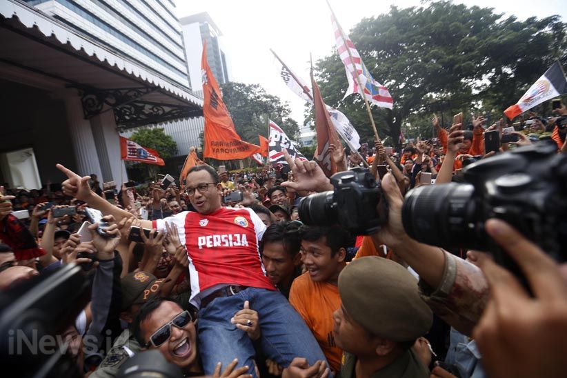 Gubernur Anies Dipanggul The Jakmania saat Sambut Persija di Balai Kota - Bagian 1
