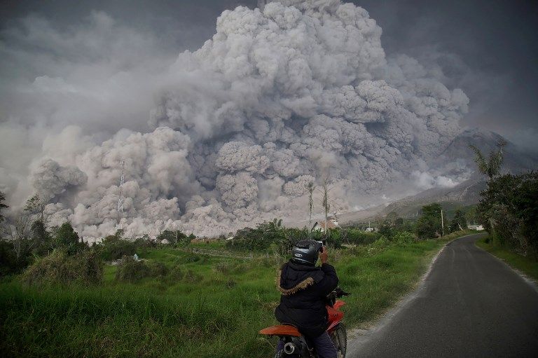 Penampakan Gunung Sinabung Erupsi Setinggi 5.000 Meter - Bagian 4