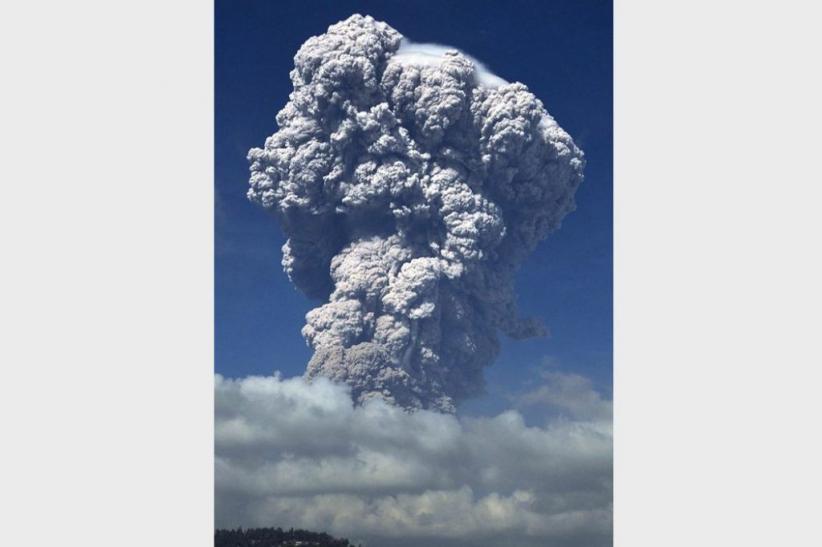 Penampakan Gunung Sinabung Erupsi Setinggi 5.000 Meter - Bagian 7