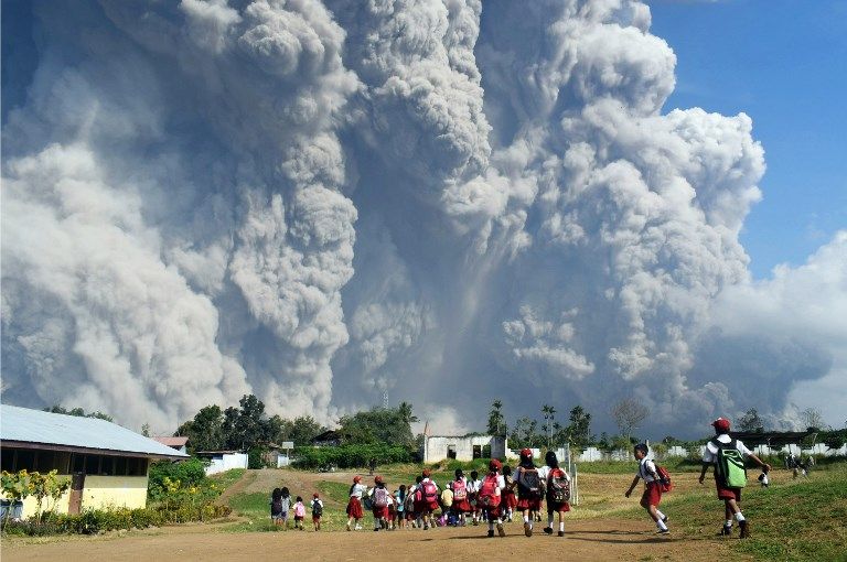 Penampakan Gunung Sinabung Erupsi Setinggi 5.000 Meter - Bagian 3