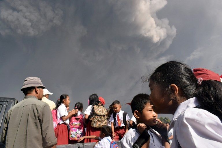 Penampakan Gunung Sinabung Erupsi Setinggi 5.000 Meter - Bagian 5