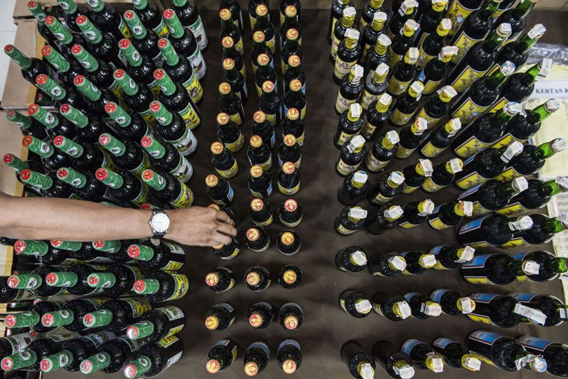 Ribuan Botol Miras Ilegal Disita Bea Cukai Jawa Barat - Bagian 1