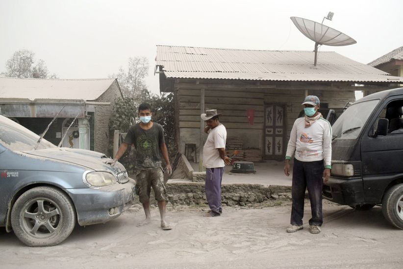 Begini Suasana Desa yang Tertutup Abu Vulkanik Gunung Sinabung - Bagian 1