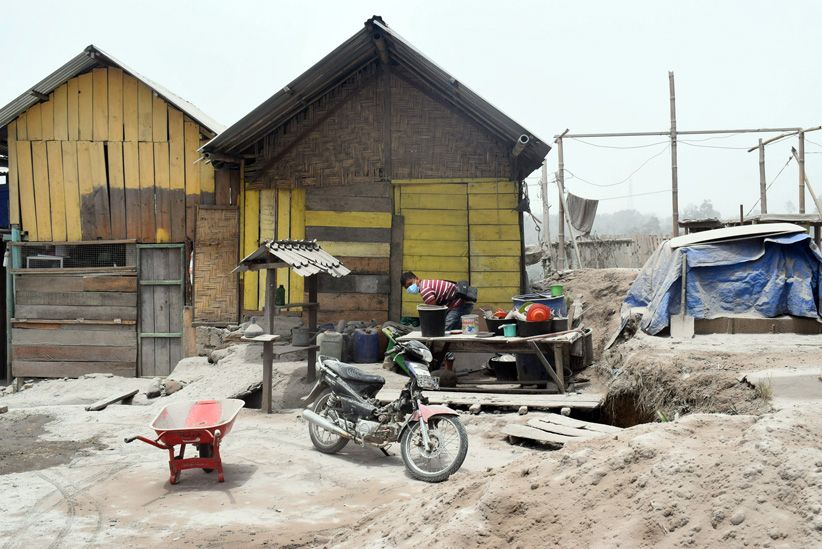 Begini Suasana Desa yang Tertutup Abu Vulkanik Gunung Sinabung - Bagian 3