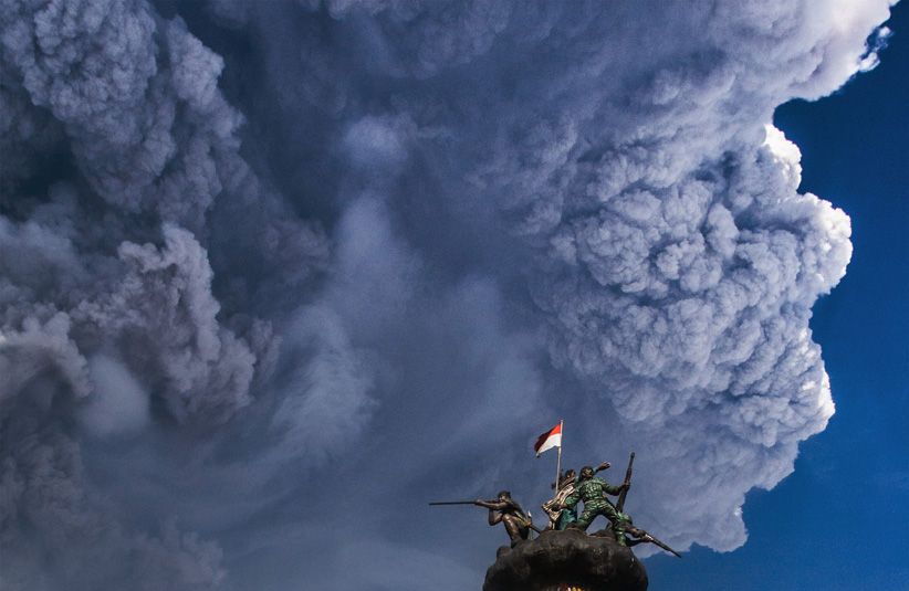 Penampakan Gunung Sinabung Erupsi Setinggi 5.000 Meter - Bagian 1