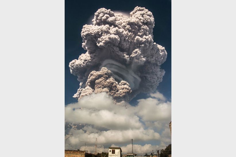 Penampakan Gunung Sinabung Erupsi Setinggi 5.000 Meter - Bagian 2