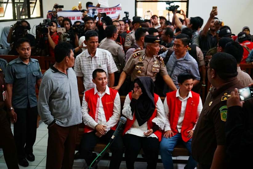 Jalani Sidang Perdana, Bos First Travel Meneteskan Air Mata - Bagian 8