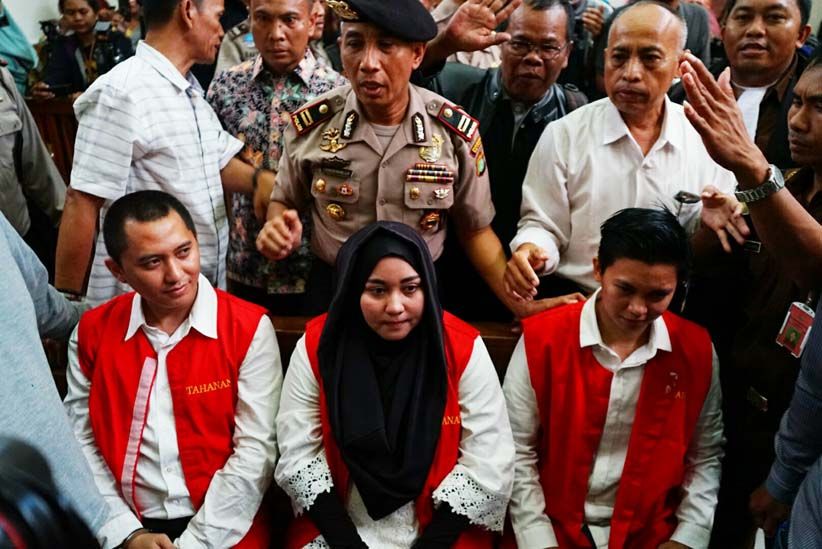 Jalani Sidang Perdana, Bos First Travel Meneteskan Air Mata - Bagian 7