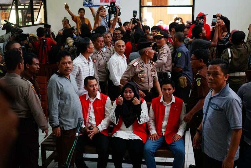 Jalani Sidang Perdana, Bos First Travel Meneteskan Air Mata - Bagian 6