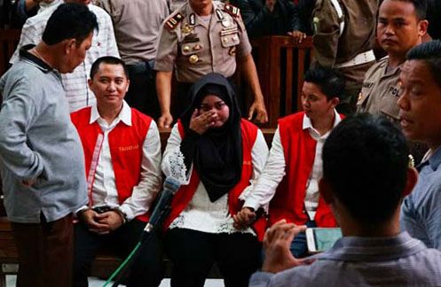 Jalani Sidang Perdana, Bos First Travel Meneteskan Air Mata - Bagian 1