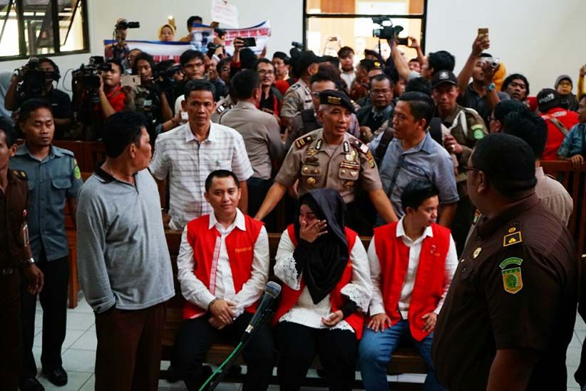 Jalani Sidang Perdana, Bos First Travel Meneteskan Air Mata - Bagian 3