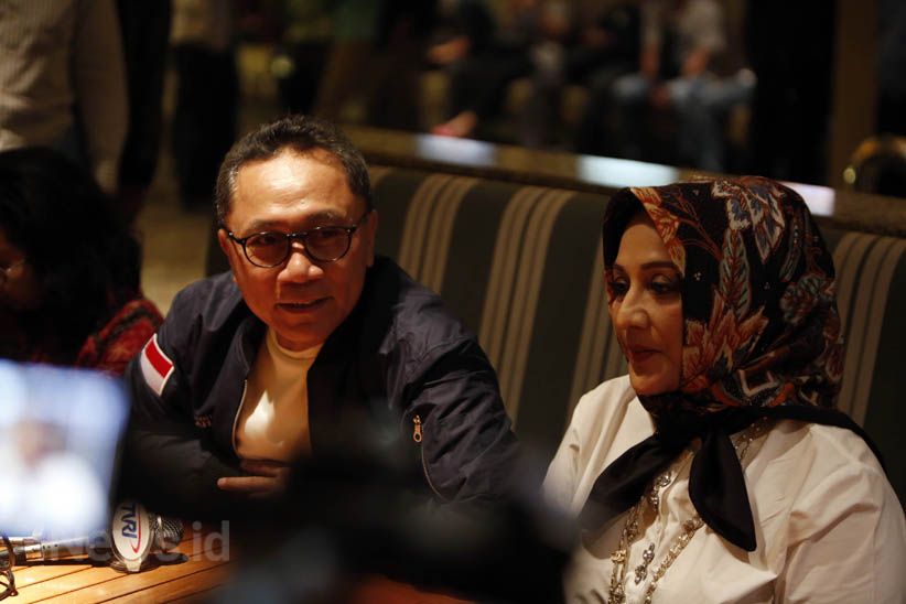 Nostalgia Masa Muda, Zulkifli Hasan Ajak Istri Nonton Dilan1990 - Bagian 4