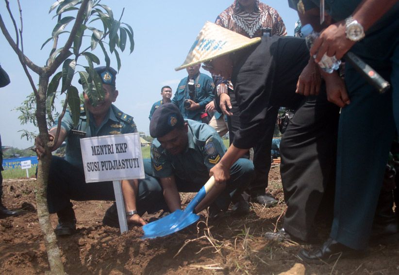 KSAL dan Menteri Susi Resmikan Sarana Pembekalan Keterampilan TNI AL - Bagian 5