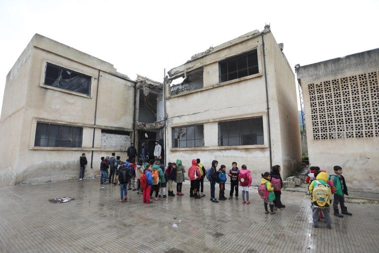 Sekolah Dihantam Bom, Anak-Anak Suriah Tetap Semangat Sekolah - Bagian 7