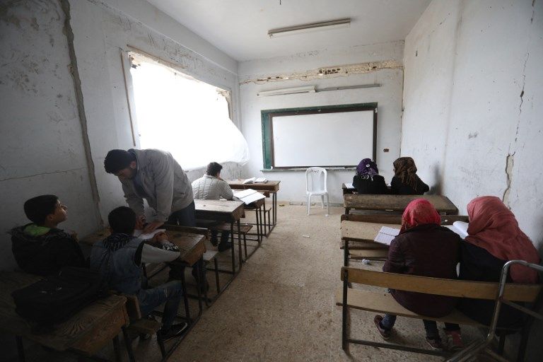 Sekolah Dihantam Bom, Anak-Anak Suriah Tetap Semangat Sekolah - Bagian 10