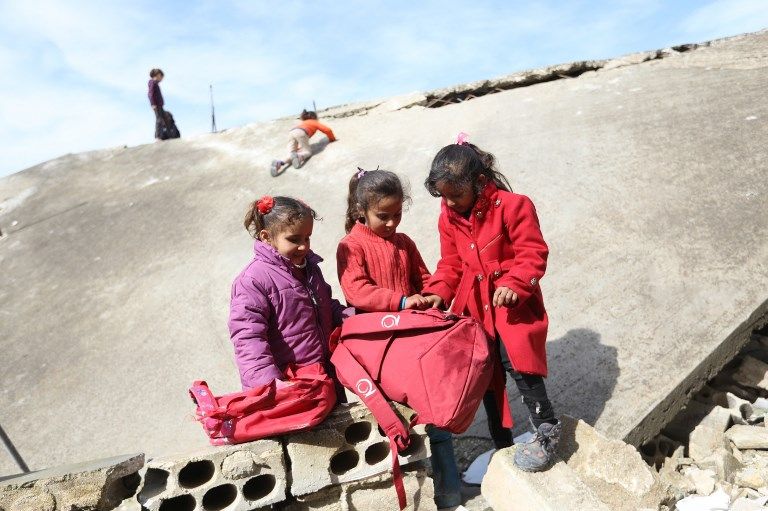 Sekolah Dihantam Bom, Anak-Anak Suriah Tetap Semangat Sekolah - Bagian 6