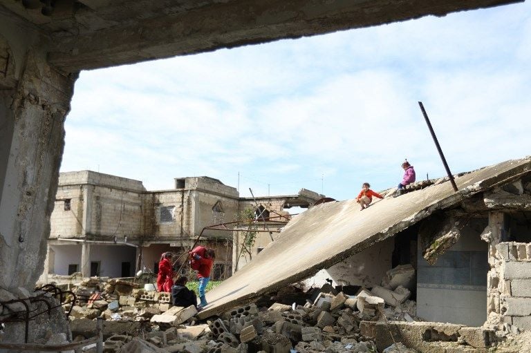 Sekolah Dihantam Bom, Anak-Anak Suriah Tetap Semangat Sekolah - Bagian 4