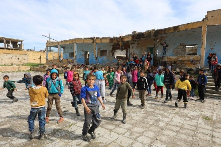 Sekolah Dihantam Bom, Anak-Anak Suriah Tetap Semangat Sekolah - Bagian 3