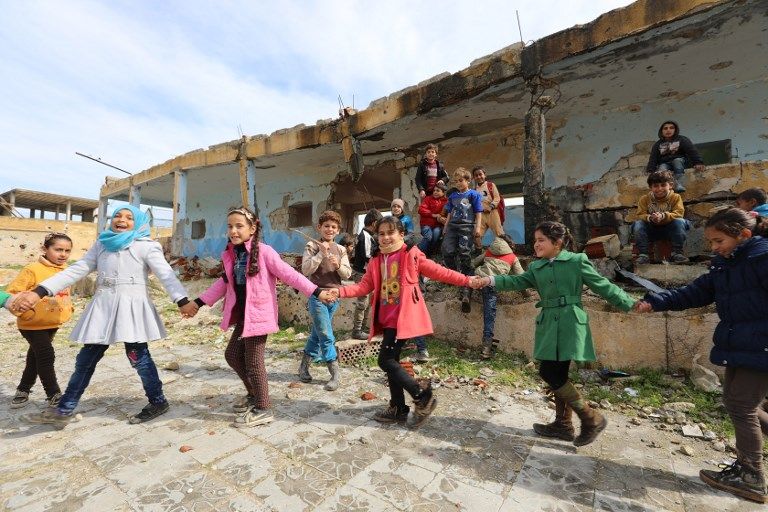 Sekolah Dihantam Bom, Anak-Anak Suriah Tetap Semangat Sekolah - Bagian 2