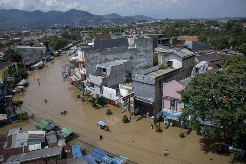 Sungai Citarum Meluap, Bandung Dilanda Banjir 2 Meter - Bagian 1