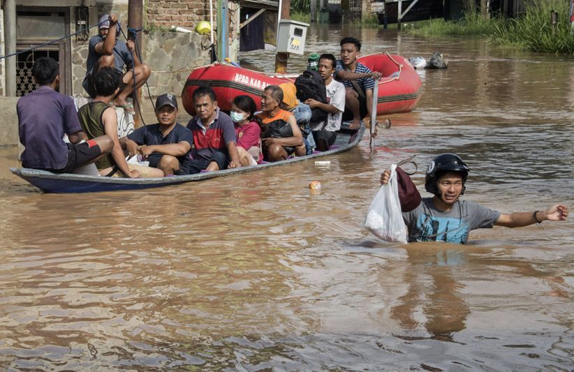 Sungai Citarum Meluap, Bandung Dilanda Banjir 2 Meter - Bagian 2
