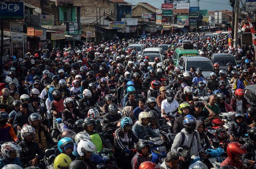 Ribuan Motor Terjebak Macet akibat Jalur Utama Bandung Banjir - Bagian 1