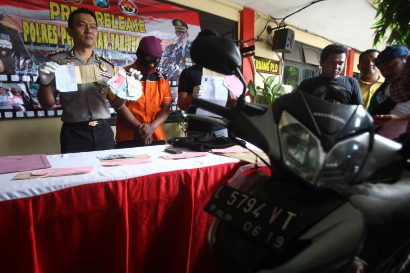 Pungli PKL, Polisi Ciduk Kasi Trantib Satpol PP Krembangan - Bagian 2