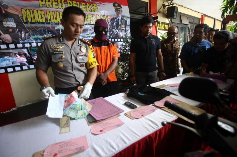 Pungli PKL, Polisi Ciduk Kasi Trantib Satpol PP Krembangan - Bagian 3