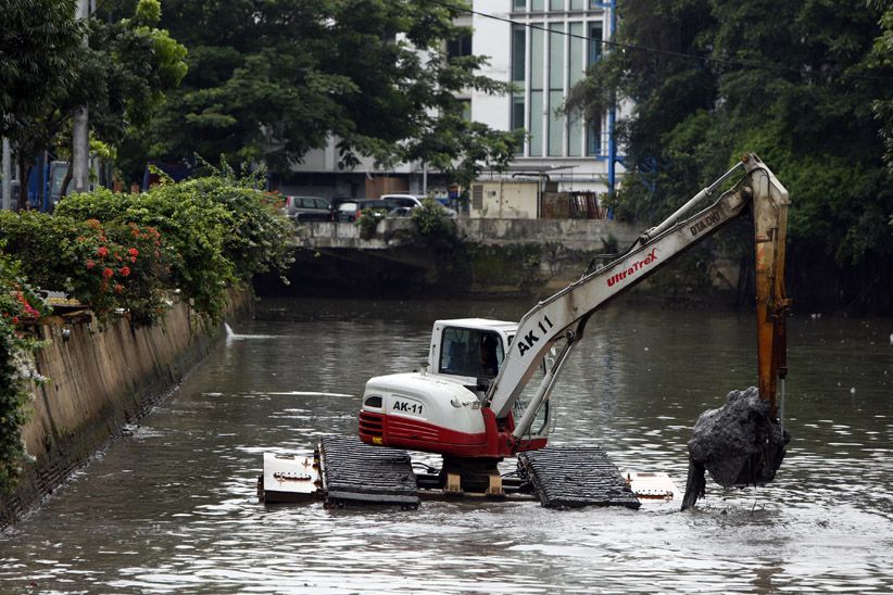 Anak Sungai Ciliwung Dinormalisasi untuk Cegah Pendangkalan - Bagian 4