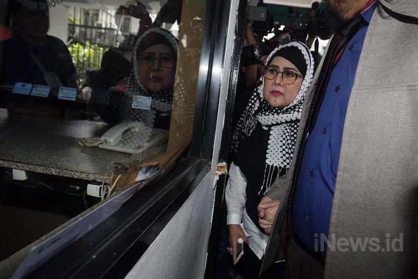 Anak Terlibat Narkoba, Ratu Dangdut Elvy Sukaesih Diperiksa Polisi  - Bagian 2