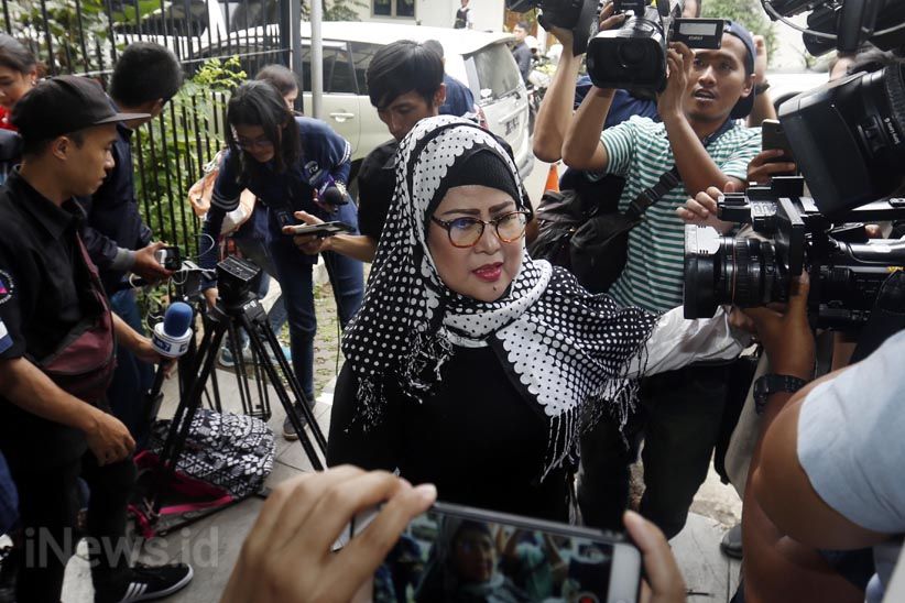 Anak Terlibat Narkoba, Ratu Dangdut Elvy Sukaesih Diperiksa Polisi  - Bagian 3