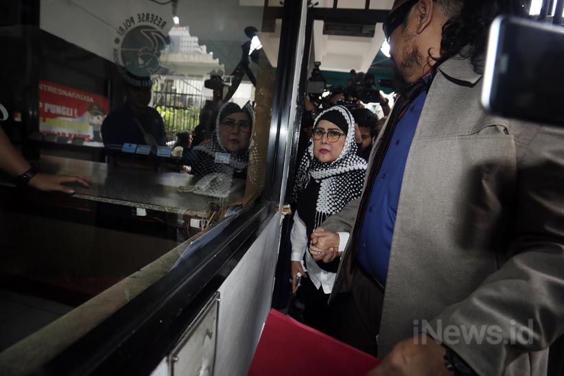 Anak Terlibat Narkoba, Ratu Dangdut Elvy Sukaesih Diperiksa Polisi  - Bagian 1