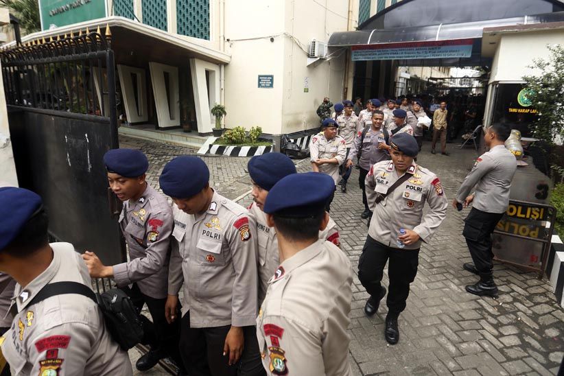 Arus Lalu Lintas Dialihkan, Begini Suasana Luar Sidang PK Ahok - Bagian 5
