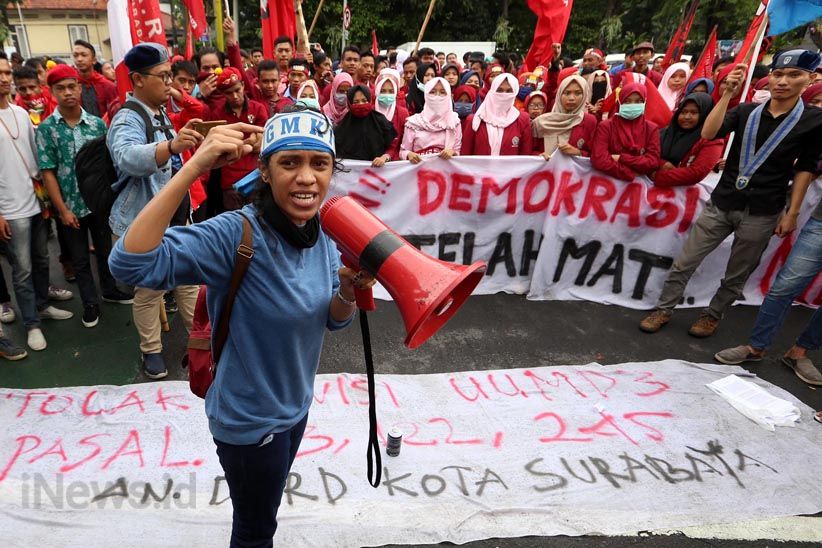 Tiga Kali Blokade Jalan, Aksi Tolak Revisi UU MD3 Ricuh - Bagian 16