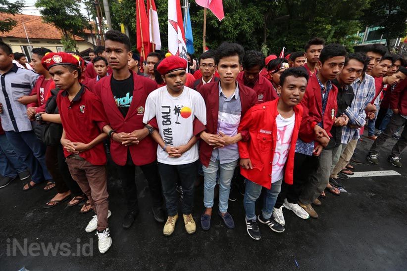 Tiga Kali Blokade Jalan, Aksi Tolak Revisi UU MD3 Ricuh - Bagian 15