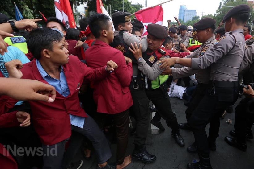 Tiga Kali Blokade Jalan, Aksi Tolak Revisi UU MD3 Ricuh - Bagian 14
