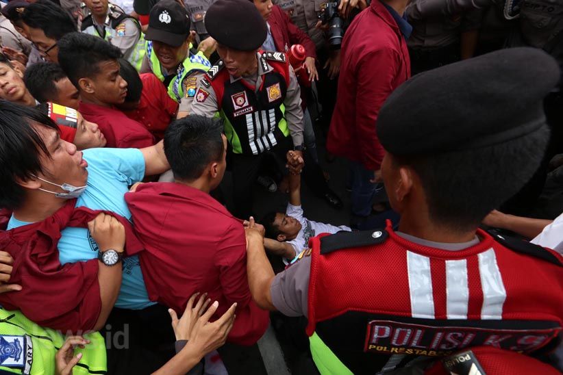 Tiga Kali Blokade Jalan, Aksi Tolak Revisi UU MD3 Ricuh - Bagian 13