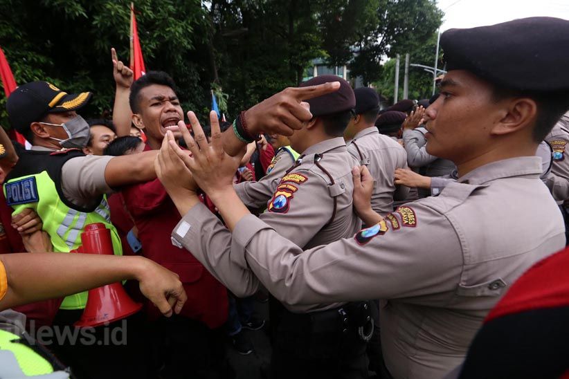 Tiga Kali Blokade Jalan, Aksi Tolak Revisi UU MD3 Ricuh - Bagian 12